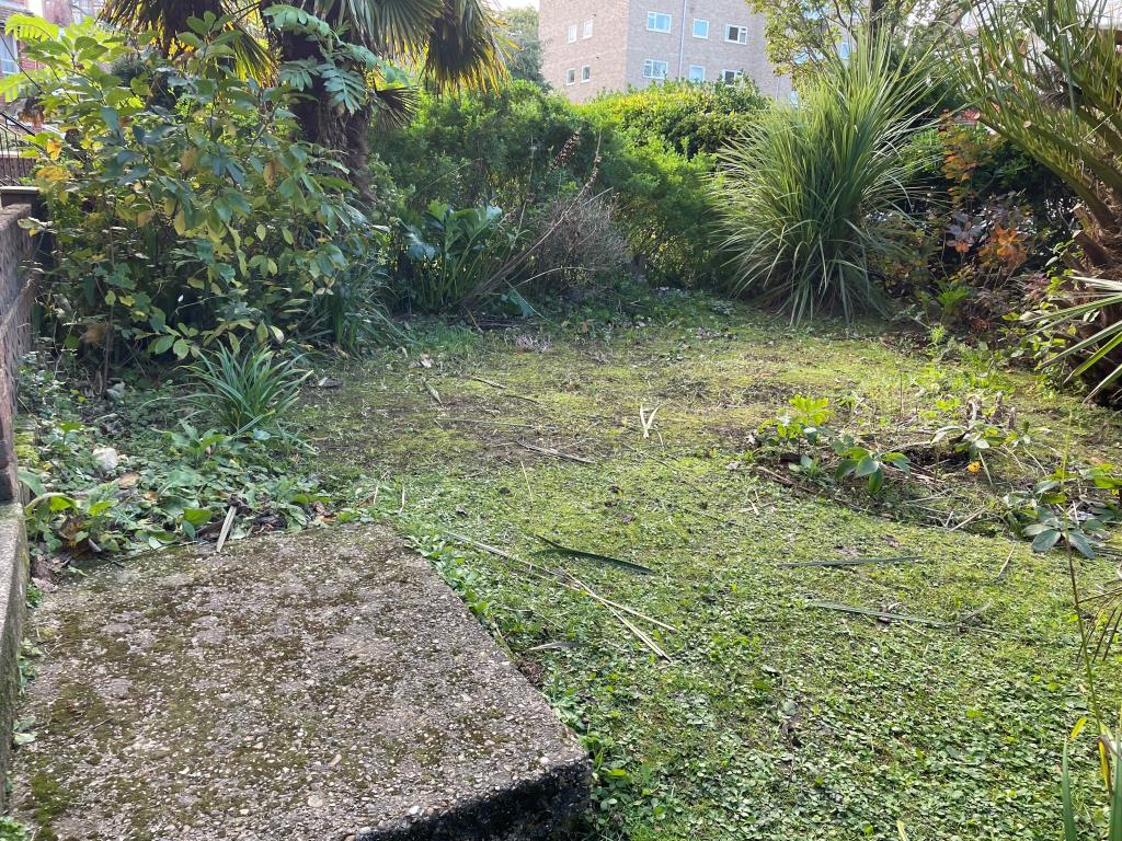 Lot: 32 - FLAT WITH GARAGE AND GARDEN IN NEED OF UPDATING - Lawned front garden